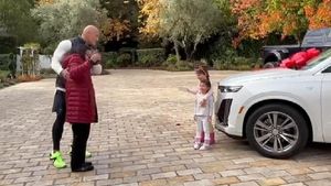 'द रॉक' ने क्रिसमस पर अपने मां को गिफ्ट की यह शानदार एसयूवी, कीमत है लाखों में