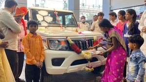 जुगाड़ू जीप वाले दत्तात्रय लोहार ने स्वीकार किया आनंद महिंद्रा का ऑफर, घर ले आए नई बोलेरो एसयूवी