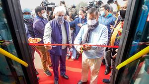दिल्ली में शुरू हुई पहली इलेक्ट्रिक बस, सीएम केजरीवाल ने दिखाई हरी झंडी