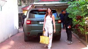 Bollywood एक्ट्रेस Ananya Pandey रैप की हुई Range Rover Sport में आईं नजर, दिखने में है शानदार