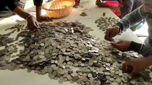 बोरी भर सिक्कों से स्कूटर खरीदने पहुंचा यह व्यक्ति, 22,000 की की डाउनपेमेंट