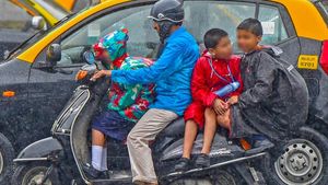 सावधान! बाइक पर छोटे बच्चों के साथ करते हैं सफर, तो जानें लें ये नए नियम