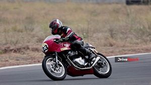 Royal Enfield Continental GT-R650 और GT Cup: Royal Enfield रेट्रो रेसिंग एक बार फिर आई वापस