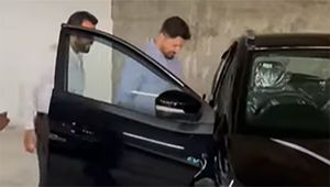 Madhuri Dixit के पति Dr. Shriram Nene ने खरीदी Tata Nexon EV Dark Edition, देखें तस्वीरें