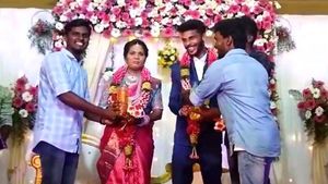 अब शादियों में गिफ्ट किया जा रहा है पेट्रोल और डीजल, इस जोड़े को उनके दोस्तों ने दिया उपहार में