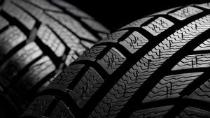 आखिर Tyres पर बने इन छोटे रबर के बालों का क्या काम है? क्या आपने कभी सोचा है इस बारे में?