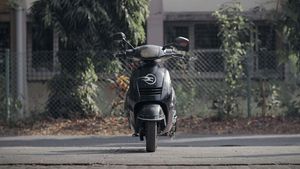 बिना स्टैंड के पार्क होती है स्कूटर! बुलाने पर आ जाती है सामने, देखें आईआईटी ग्रेजुएट्स का करिश्मा