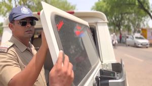 पुलिस वाले ने ही लिया पुलिस की गाड़ी पर एक्शन, खिड़कियों पर लगी काली फिल्म उतरवाई, देखें वीडियो