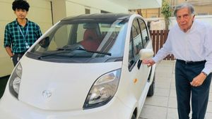 टाटा नैनो में सफर करते दिखे रतन टाटा, लोगों ने की सरल व्यक्तित्व की जमकर तारीफ