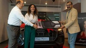 ‘Dangal’ गर्ल Sanya Malhotra ने खरीदी नई Audi Q8 SUV, सोशल मीडिया पर वायरल हुई तस्वीरें
