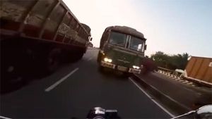 सड़क के गलत साइड चलते हुए अगर आपके साथ हुआ हादसा, तो नहीं मिलेगा कोई मुआवजा