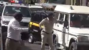 मंत्री की गाड़ी ट्रैफिक में फंसी... तो पुलिस वाले ने बोलेरो ड्राइवर को जड़ दिया थप्पड़, देखे वीडियो