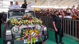 प्रधान मंत्री नरेंद्र मोदी महिंद्रा थार की सवारी करते आये नजर, देखें