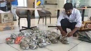 इस व्यक्ति ने दस-दस रुपये के सिक्कों से इकट्ठा किए 6 लाख रुपये, खरीद ली एक ब्रांड न्यू कार