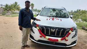 महिंद्रा एक्सयूवी700 खरीद इस व्यक्ति ने आनंद महिंद्रा से मांगा आशीर्वाद, उन्होंने दिया यह जवाब