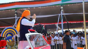 टीआरएस के नेता ने अमित शाह के काफिले के आगे खड़ी कर दी कार, जानें सिक्योरिटी गार्ड ने क्या किया