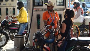 स्कूटर चालक को 5 लीटर पेट्रोल के लिए देने पड़ गए 55,000 रुपये, जानिए फिर क्या हुआ...