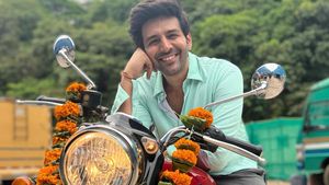 कार्तिक आर्यन भी हैं रॉयल एनफील्ड के दीवाने, इस बाइक के साथ फैंस को कहा- हैप्पी दशहरा