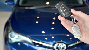 चिप की कमी अब भी कार कंपनियों को कर रही है परेशान, टोयोटा ने अपनी नई कारों से हटाया एक स्मार्ट की