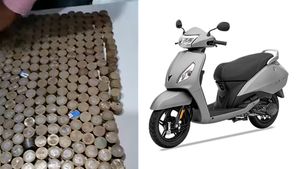 स्कूटर खरीदने के लिए 5,000 सिक्को में किया 50,000 रुपये का पेमेंट, सिक्के गिनने का वीडियो हुआ वायरल