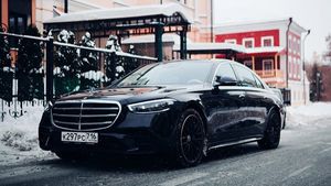 मर्सिडीज बेंज भी रूस में समेटेगी अपना बोरिया बिस्तर, बेचने वाली है अपनी फैक्ट्री