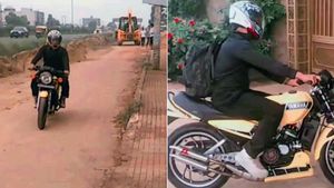 अपनी पसंदीदा यामाहा आरडी350 चलाते दिखे धोनी, पुराने मॉडल को किया है रिस्टोर