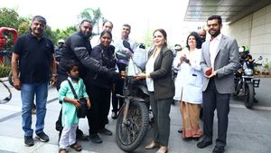 इस नेक काम के लिए कपल ने चलाई 18,000 किमी बाइक, जानें कैसे किया यह अद्भुत सफर 