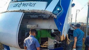 तीसरी बार बैल से टकरा कर क्षतिग्रस्त हुई वंदे भारत एक्सप्रेस, अगला हिस्सा टूटा