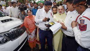 कार-बाइक करते हैं ड्राइव तो हमेशा रखें ये डॉक्यूमेंट, नहीं तो कटेगा चालान 