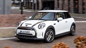 नए अंदाज में लाॅन्च हुई मिनी की इलेक्ट्रिक कार, चंद सेकेंड में पकड़ती है 100 किमी/घंटा की रफ्तार