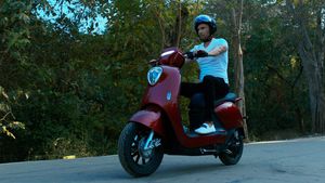 Auto Expo 2023: ट्रैफिक में रुके तो पैर रखने की नहीं होगी जरूरत, आ गई सेल्फ बैलेंसिंग ई-स्कूटर