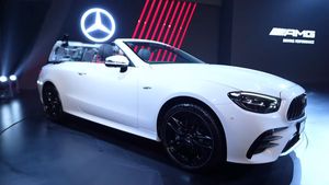 मर्सिडीज-एएमजी ई53 कैब्रियोलेट भारत में हुई लाॅन्च, कीमत 1.30 करोड़ रुपये से शुरू, जानें फीचर्स