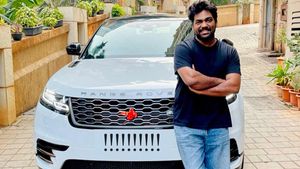 Zakir Khan: कॉमेडियन जाकिर खान ने खरीदी 1 करोड़ की रेंज रोवर, इस खास अंदाज की हो रही तारीफ; जानें