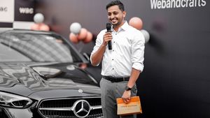 कर्मचारी को गिफ्ट में मिली चमचमाती मर्सिडीज कार, कीमत है 78 लाख रुपये 