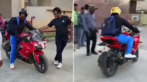 बाइक से आधी कीमत की हेलमेट पहनते हैं धोनी, टीवीएस अपाचे RR310 राइड करते हुए स्पॉट