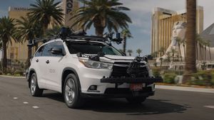 बिना स्टीयरिंग व्हील के दौड़ती टैक्सी को देख उड़ गए होश, 55 किमी की है टॉप स्पीड