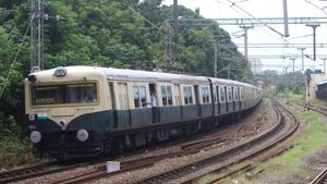 बैंगलोर-चेन्नई के बीच चलने वाली ट्रेन पटरी से उतरी, घंटों बाधित रहा रेलवे का काम