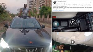 महिंद्रा एक्सयूवी700 के सनग्लास होल्डर से लीक होने लगा पानी, क्वालिटी पर फिर से उठने लगे सवाल