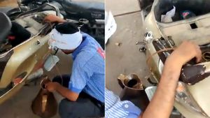 2000 रुपये का दिया नोट तो पेट्रोल पंप वाले ने स्कूटर से निकाल लिया पेट्रोल, वीडियो हो रहा वायरल