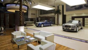 क्या एक आम आदमी भी जा सकता है रोल्स रॉयस शोरूम के अंदर? जानें क्या है सच्चाई