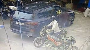 BMW कार की खिड़की तोड़ 14 लाख कैश चोरी, सीसीटीवी में कैद हुई वारदात