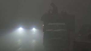 कर्नाटक में कोहरे की वजह से बड़ा सड़क हादसा! Fog में कार चलाते समय जरूर अपनाएं ये टिप्स, दुर्घटना से बचे रहेंगे