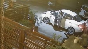 चमचमाती Hyundai Aura से आईं और घर से गमला चोरी कर ले गई दो लड़कियां, देखिए वीडियो