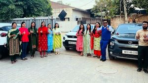 बाइक या स्कूटर नहीं, दवा कंपनी के मालिक ने कर्मचारियों को दिवाली गिफ्ट में दिए Tata Punch SUV