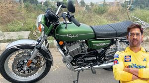 MS धोनी ने खरीदी यमाहा की एक और मॉडिफाइड विंटेज बाइक, दमदार है इंजन! देखिए तस्वीरें