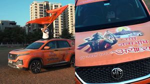 Ayodhya Ram Mandir : राम भक्त की अनोखी भक्ति! अपनी MG Hector SUV को इस अंदाज में सजाया, देखें तस्वीरें