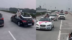 ये कैसा जश्न! Highway पर चलती Mercedes कार से फिल्मी अंदाज में दुल्हे ने की नोटों की बारिश, VIDEO वायरल