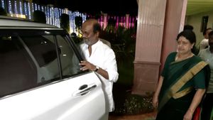 कई लग्जरी कारों के मालिक होने के बावजूद इस साधारण MPV में चलते हैं सुपरस्टार रजनीकांत, देखिए तस्वीरें