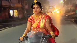 शादी का जोड़ा पहनकर लड़की ने गजब अंदाज में दौड़ाई KTM बाइक, VIDEO देख हैरान रह जाएंगे आप!