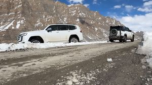 बर्फ में अचानक फंसी Toyota Land Cruiser, इस दिग्गज ऑफ रोडिंग SUV ने निकाला, देखिए VIDEO